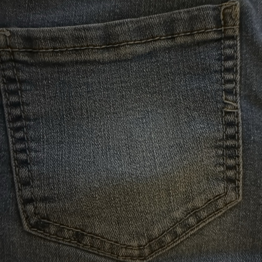 D. Jeans Bermuda Shorts - Picture 3 of 3